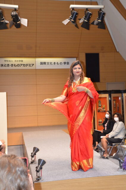 インドの民族衣装・サリーのファッションショーを開催いたしました ｜ 専門学校 清水とき・きものアカデミア