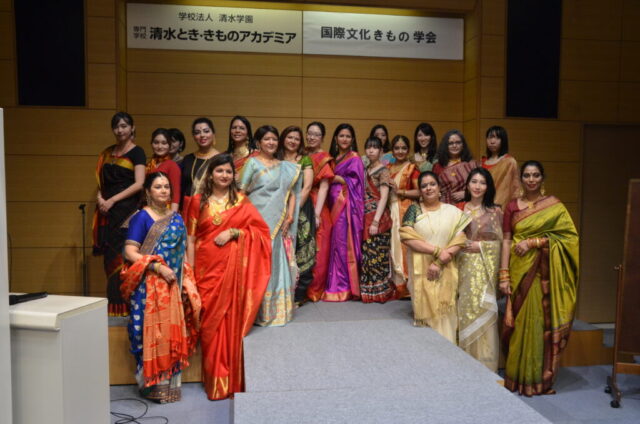 インドの民族衣装・サリーのファッションショーを開催いたしました