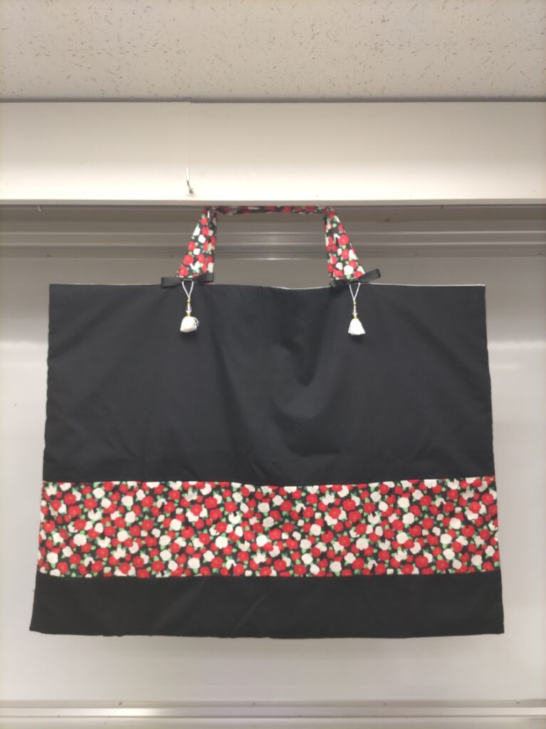 きもの芸術科の生徒さん達が手芸の時間に制作した刺繍の道具入れ用の