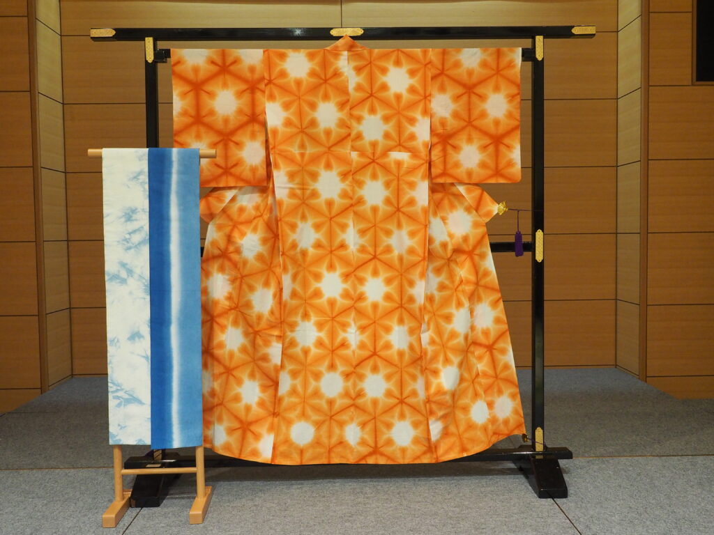オレンジ雪花絞り 手縫い浴衣 きもの芸術科の生徒さん達が染めて仕立てた絞り染の浴衣と帯が完成しま